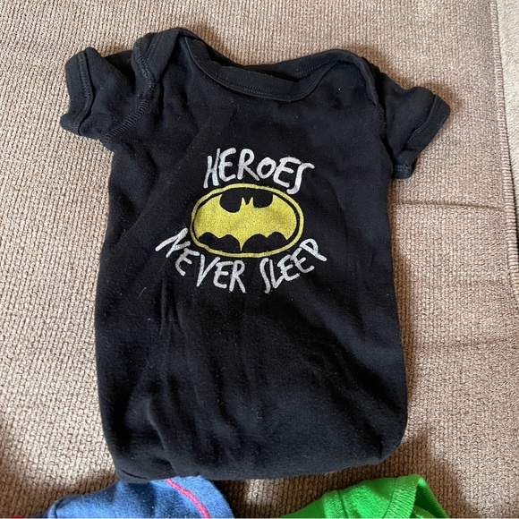 8 Amazing onesie, one piece, lot, superheroes. You get them all and a cape.. - Picture 10 of 13